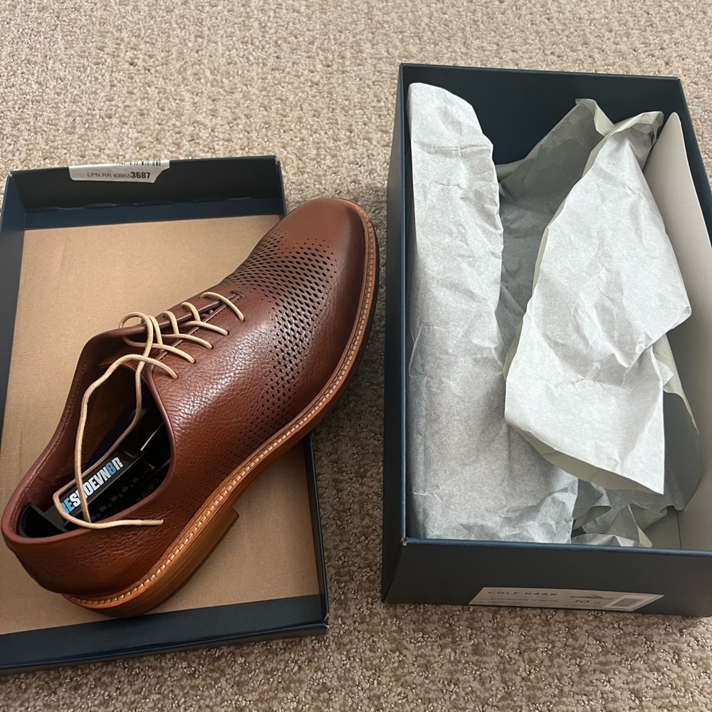Like new Cole Haan men’s Oxford shoes.